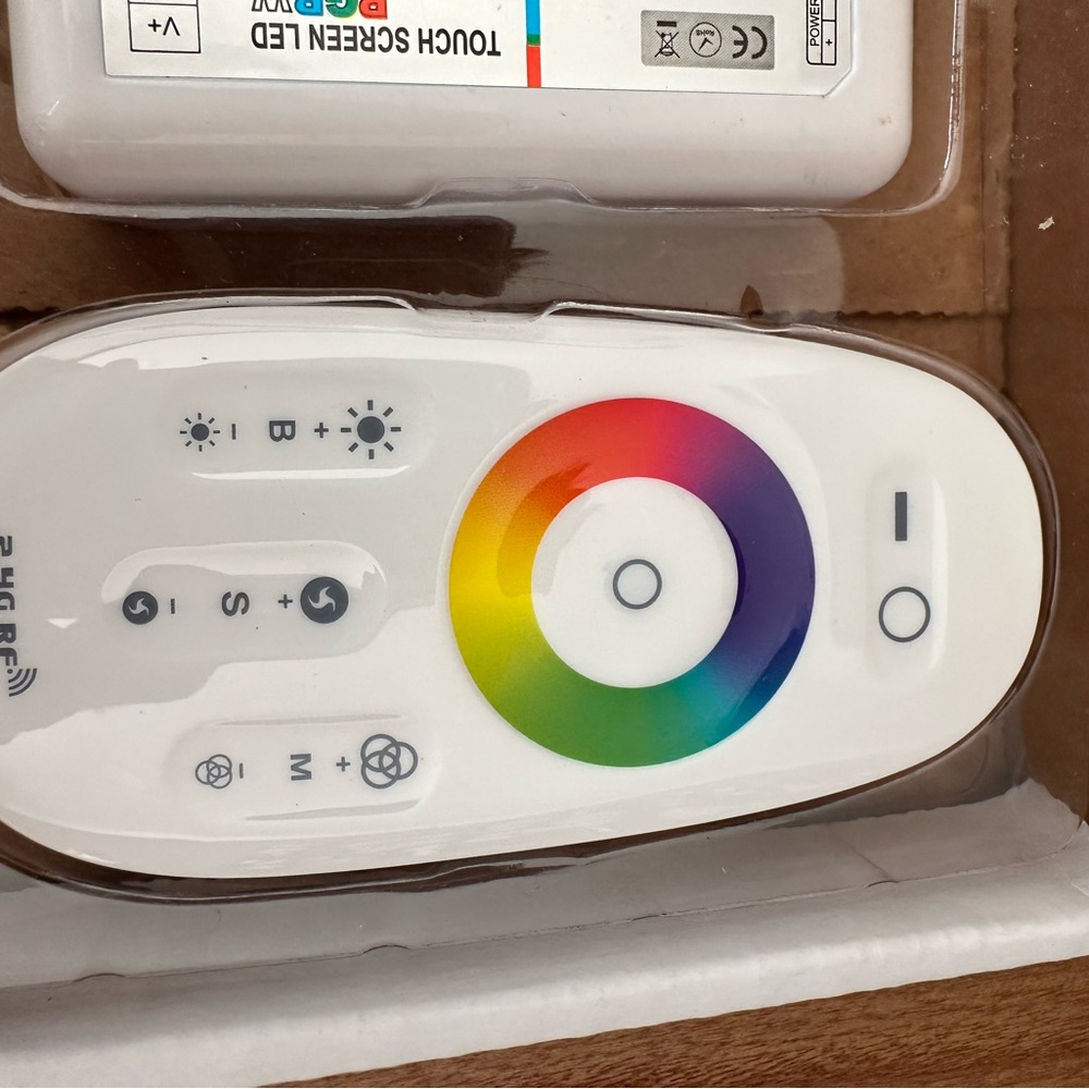 Aspect LED Touch Wireless RGG + White Controller AL CTLR Touch RHBW - Picture 4 of 8